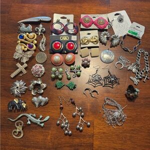 Vintage rehab/craft jewelry lot. 35 pieces total.